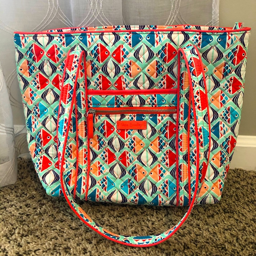 Mid-size Vera Bradley Tote- LIKE NEW!